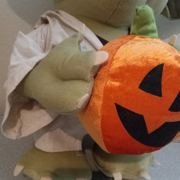 Star Wars Yoda With Pumpkin  Halloween Decoration/Plush 19"Tall,18" Ear to Ear. - Picture 5 of 13